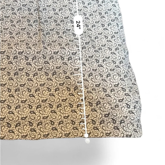 Halogen white & blue paisley V-neck sleeveless blouse size large - Picture 5 of 7